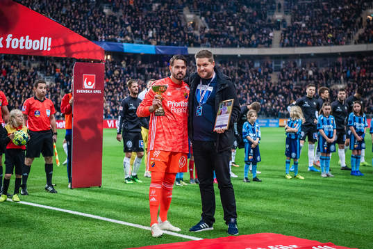Djurgårdens målvakt Tommi Vaiho tilldelas priset för