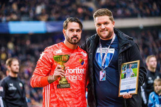 Djurgårdens målvakt Tommi Vaiho tilldelas priset för