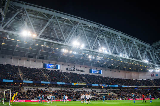 Örebros målvakt Oscar Jansson räddar frispark från