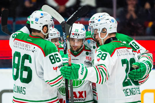 Rögles Daniel Zaar jublar med lagkamrater