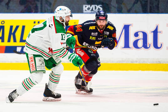 Rögles Taylor Matson och Djurgårdens <d74<i kamp om pucken