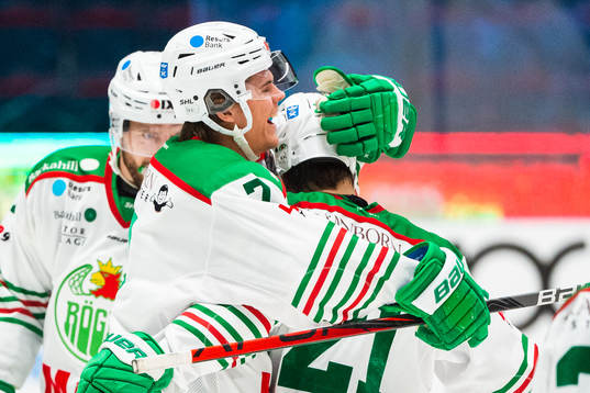 Rögles Erlend Lesund jublar med målskytten till 0-2 Nils