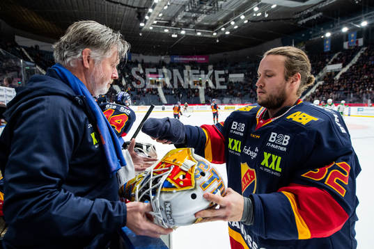 Djurgårdens målvakt Karri Rämö gör sig redo