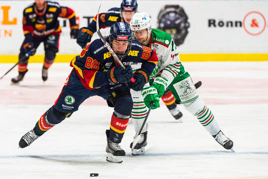 Djurgårdens Alexander Holtz och Rögles Daniel Zaar i kamp