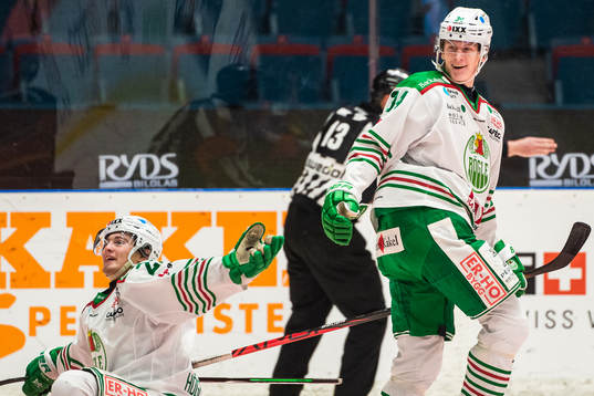 Rögles Adam Edström ser Nils Höglander jublar