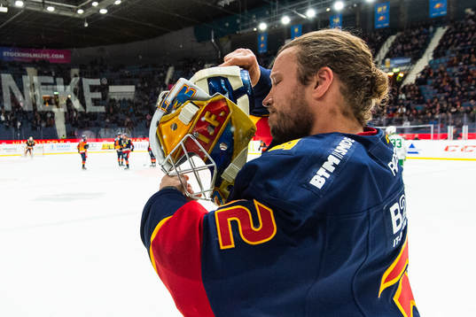 Djurgårdens målvakt Karri Rämö tar på sig hjälmen