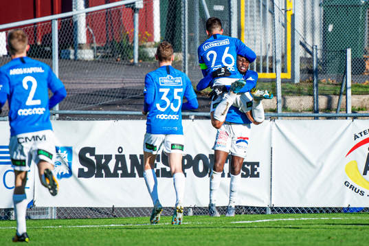 Trelleborgs Dennis Agyare Antwi jublar med lagkamraterna