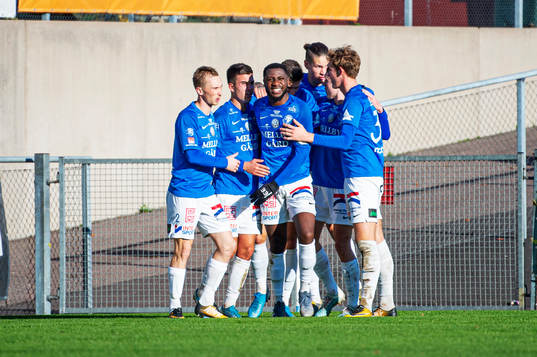 Trelleborgs Dennis Agyare Antwi jublar med lagkamraterna
