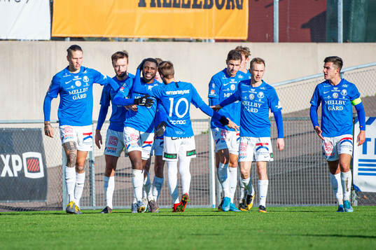 Trelleborgs Dennis Agyare Antwi jublar med lagkamraterna