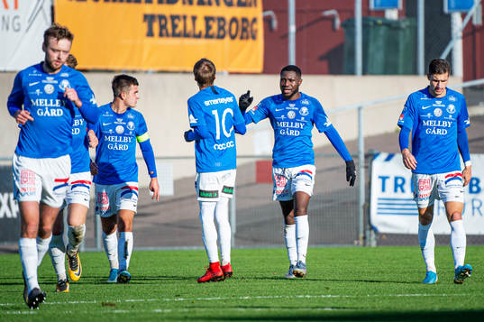 Trelleborgs Dennis Agyare Antwi jublar med lagkamraterna
