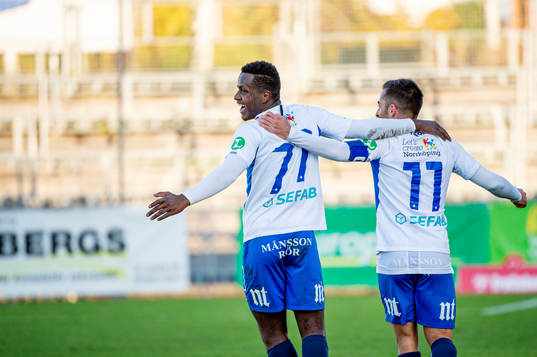 Norröpings Manasse Kosu och Christopher Talo  jublar åt