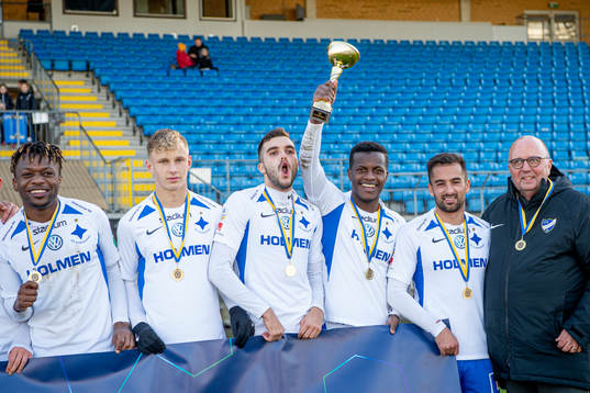 Norröpings Manasse Kosu höjer pokalen och jublar med