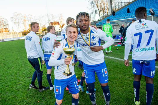 Norröpings Pontus Tillmar och Kevin Alvarez   jublar åt