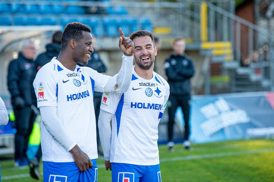 Norröpings Manasse Kosu och Christopher Talo jublar åt