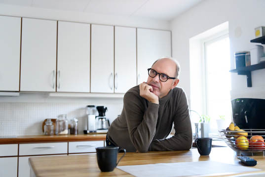 Thomas Ravelli blir intervjuad i sitt hem