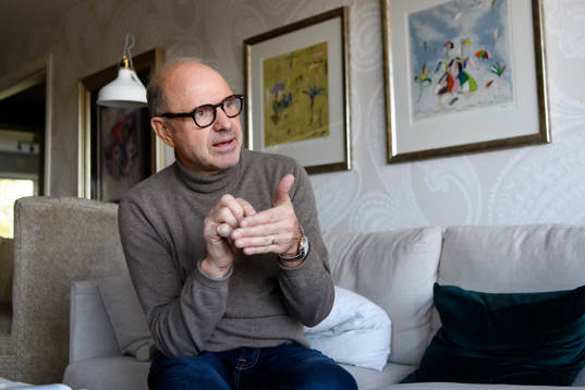 Thomas Ravelli blir intervjuad i sitt hem