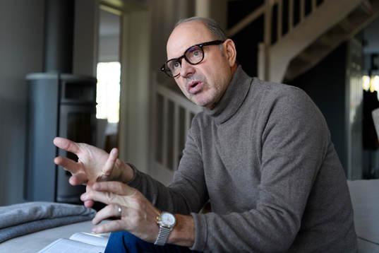 Thomas Ravelli blir intervjuad i sitt hem