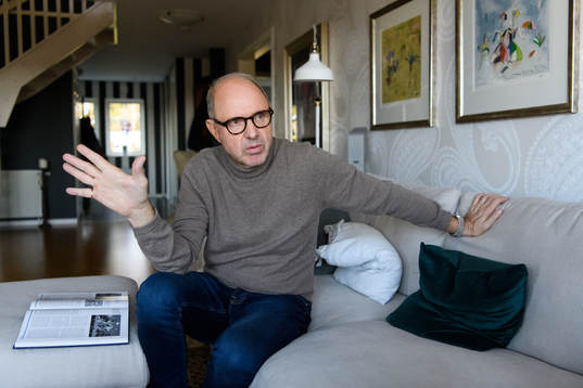Thomas Ravelli blir intervjuad i sitt hem