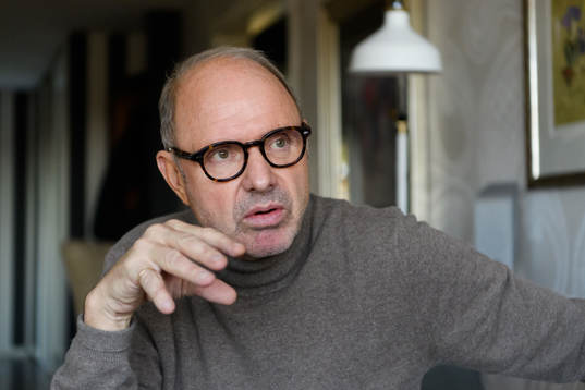 Thomas Ravelli blir intervjuad i sitt hem