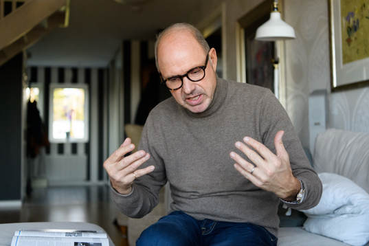 Thomas Ravelli blir intervjuad i sitt hem