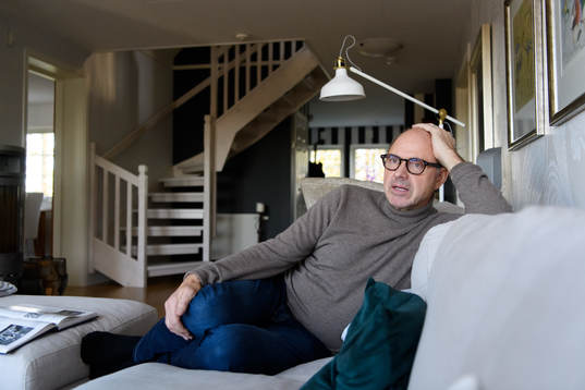 Thomas Ravelli blir intervjuad i sitt hem