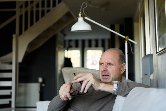 Thomas Ravelli blir intervjuad i sitt hem