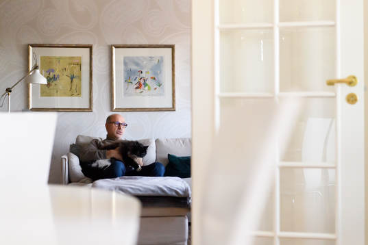 Thomas Ravelli blir intervjuad i sitt hem