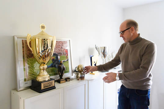 Thomas Ravelli med sina priser och pokaler sitt hem