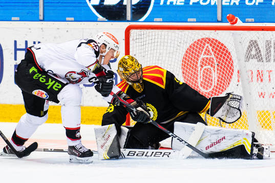 Malmö Redhawks Fredrik Händemark med målchans mot