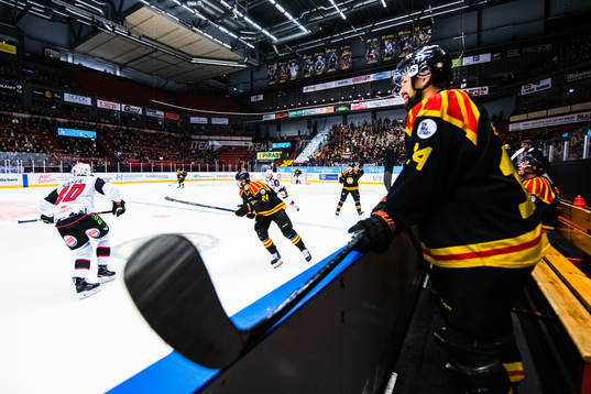 Brynäs Johan Alcén i båset ser Emil Molin på isen