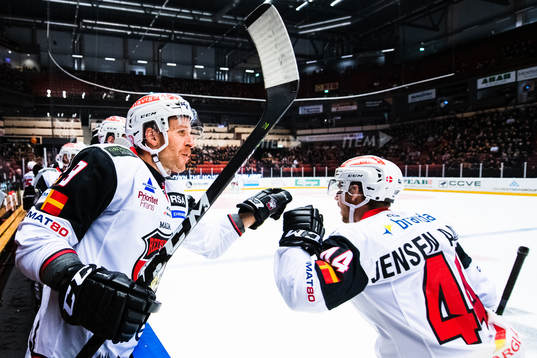 Malmö Redhawks Frederik Storm jublar med Jesper Jensen Aabo
