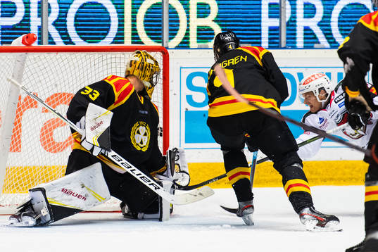 Malmö Redhawks Johan Olofsson gör 1-3 bakom Brynäs