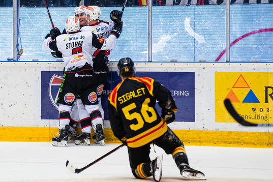 Malmö Redhawks Fredrik Händemark jublar med Marcus Björk