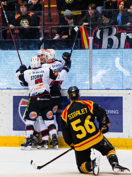 Malmö Redhawks Fredrik Händemark jublar med Marcus Björk