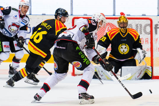 Malmö Redhawks Fredrik Händemark gör 2-5 på Brynäs