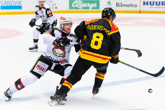 Malmö Redhawks Axel Wemmenborn tacklar Brynäs Victor