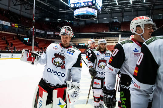 Malmö Redhawks målvakt Lars Volden jublar