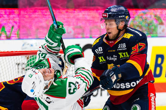 Djurgårdens Jesper Pettersson tacklar Rögles Leon Bristedt