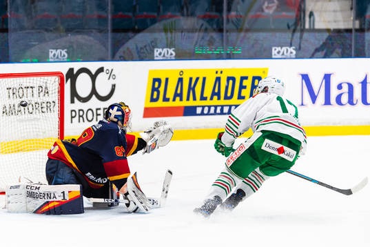 Rögles Taylor Matson gör 05 på Djurgårdens målvakt
