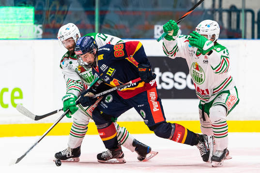 Rögles Taylor Matson och Simon Ryfors i kamp om pucken med