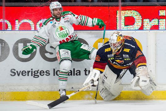 Rögles Daniel Zaar tacklas av Djurgårdens målvakt Karri