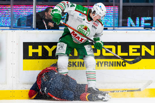 Djurgårdens Olle Alsing faller