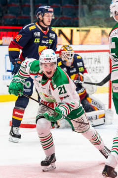 Rögles Nils Höglander jublar