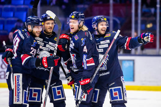 Linköpings Jaakko Rissanen jublar med lagkamrater
