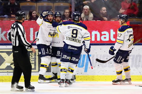 s Axel Holmström jublar med sina lagkamrater