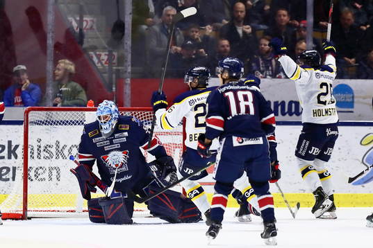 s Axel Holmström har precis gjort mål 1-1 och jublar