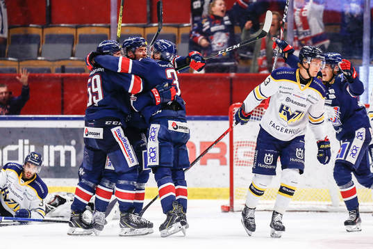 Linköpings Eddie Larsson jublar med lagkamrater