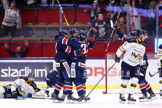 Linköpings Eddie Larsson jublar med lagkamrater