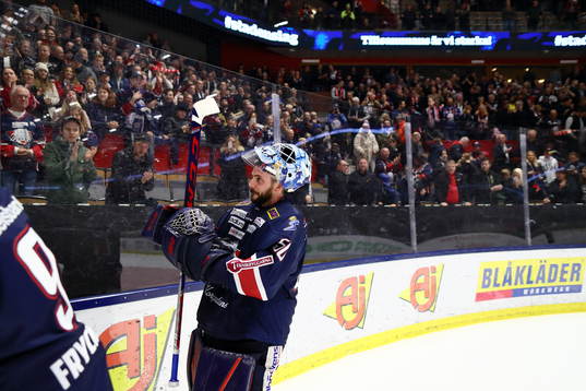 Linköpings målvakt Jonas Gustavsson jublar med