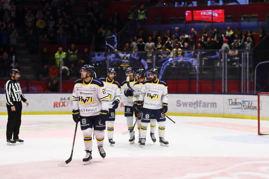 s Axel Holmström med sina lagkamrater, framför HV71:s